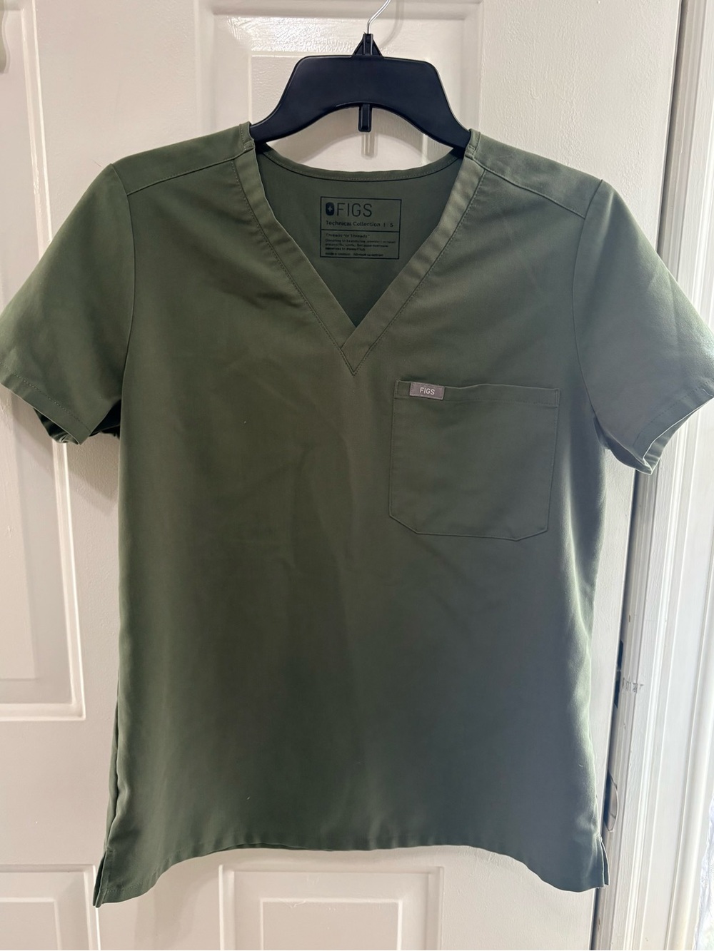 Figs V-Neck One-pocket sz small